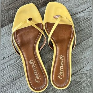 Intervalle yellow sandal